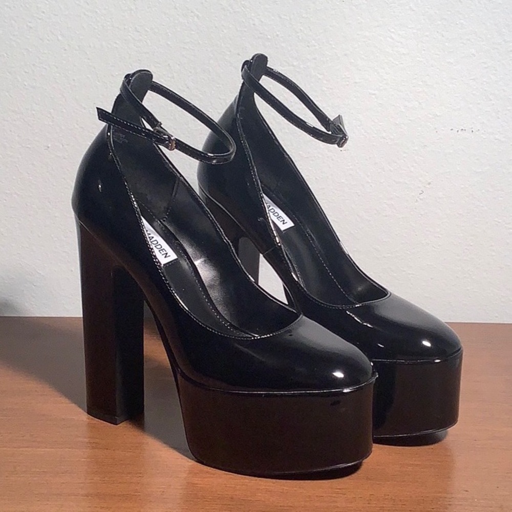 Steve Madden Skyrise Black Patent, Size 7.